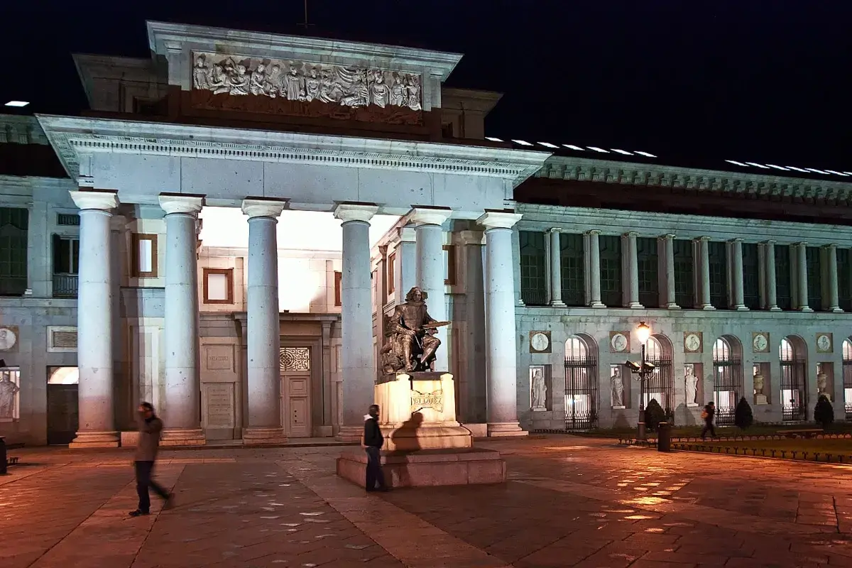 La noche de los museos ilumina el Prado con su majestuosa fachada y la estatua de Velázquez.
