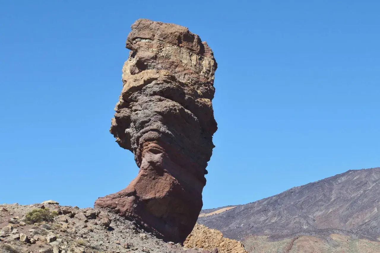Roque Cinchado, un monolito imponente en un paisaje volcánico. Descubre cómo llegar a esta maravilla natural.