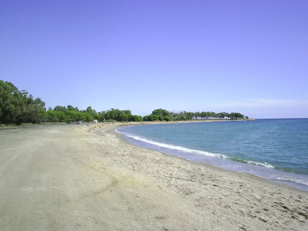 Playa Quitapellejos: arena clara, mar azul y pinos. Un lugar tranquilo para relajarse, según las opiniones.