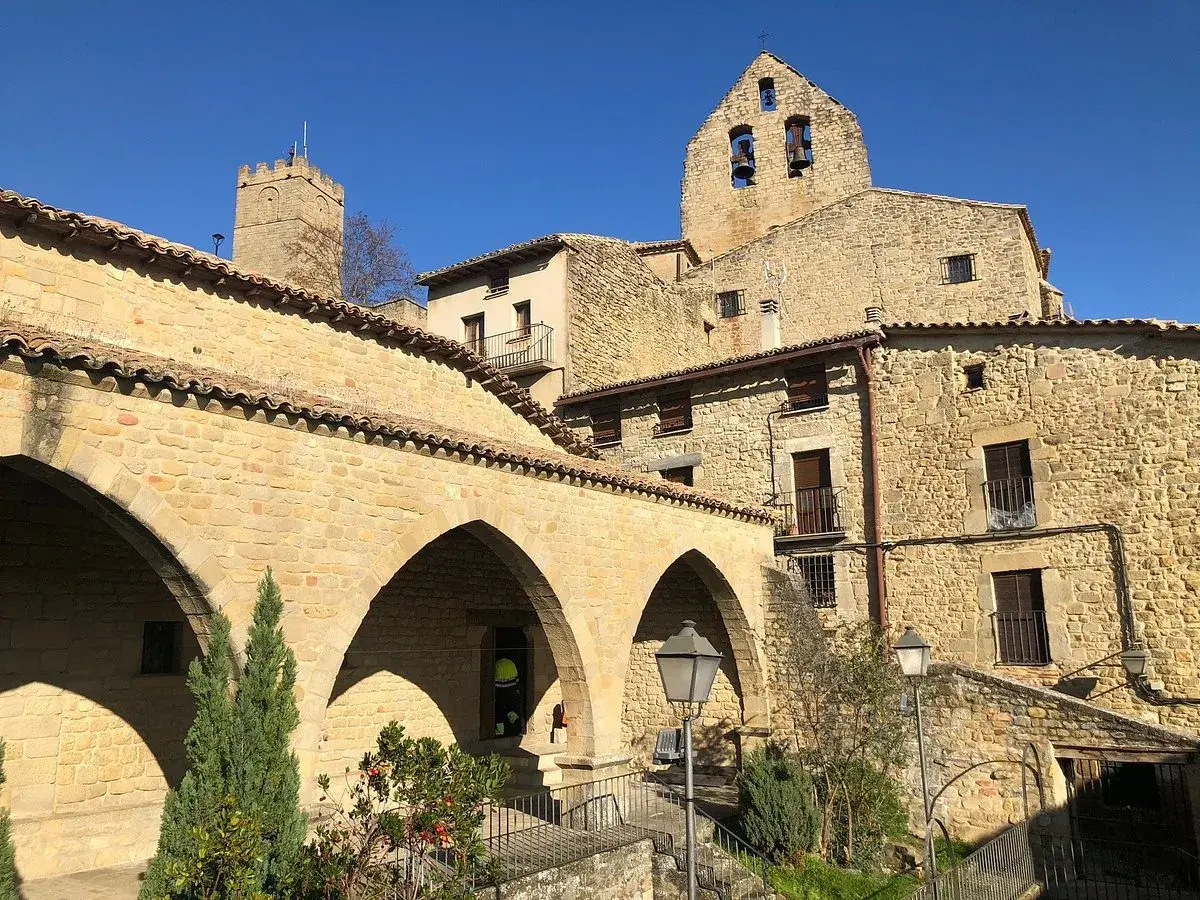 Pueblo medieval con arcos de piedra y torre de campanas. Si buscas qué ver en Sos del Rey Católico, este es un lugar histórico.
