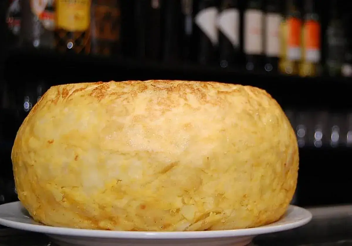 Tortilla de patatas casera, ¡un clásico que siempre triunfa! Las opiniones de taberna bar Santos la recomiendan.