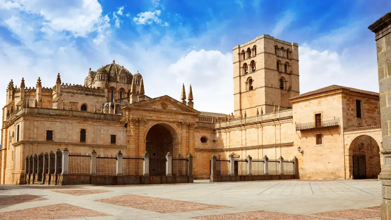 Impresionante Catedral de Zamora, un lugar imprescindible que ver. Su torre románica y cúpulas bizantinas bajo un cielo azul.
