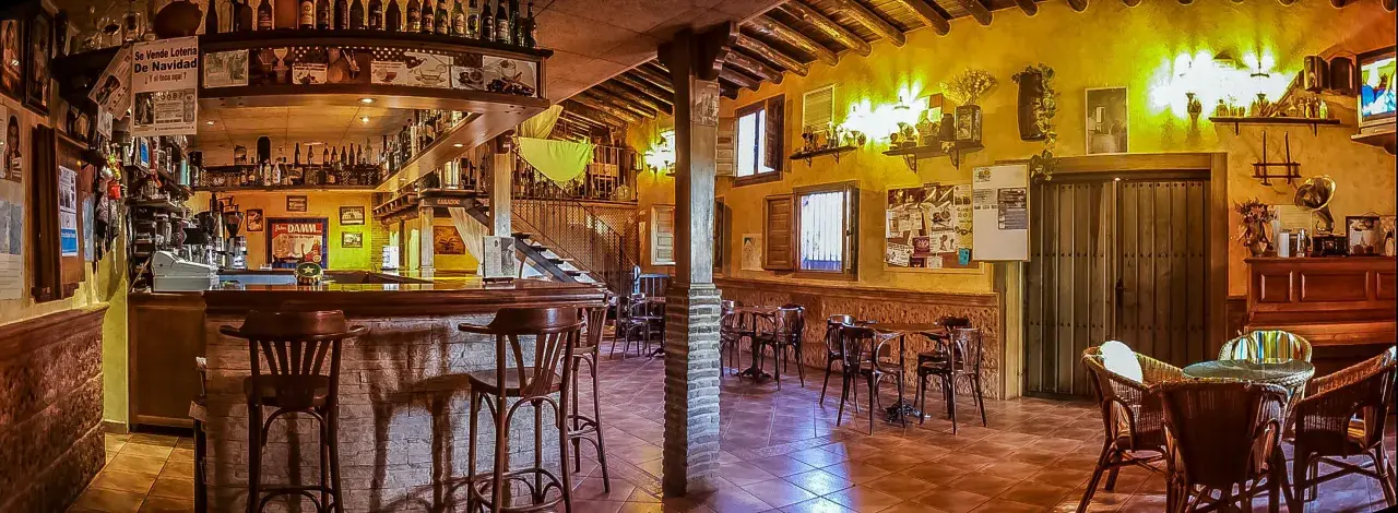 Ambiente acogedor en uno de los restaurantes en la huerta de Murcia. Barra de madera, taburetes altos y mesas rústicas invitan a disfrutar.
