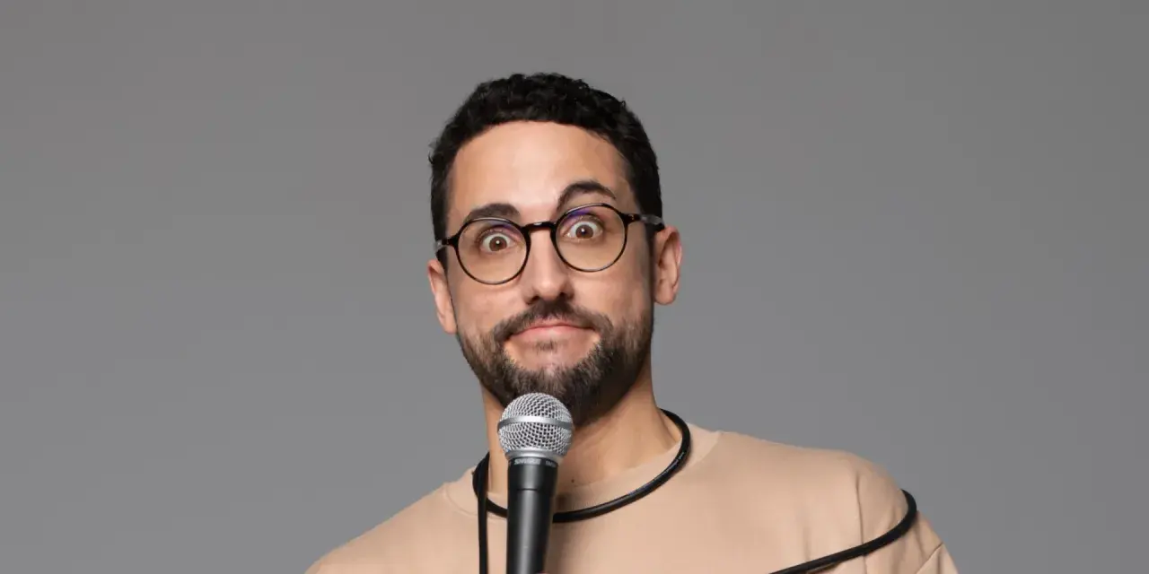 Un cómico con gafas y micrófono, listo para hacer reír en Madrid. Galder Varas, ¡a escena!