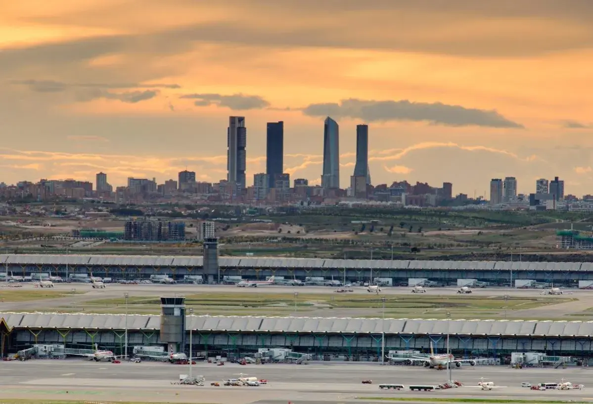 El mirador de Paracuellos ofrece una vista panorámica del aeropuerto de Madrid-Barajas y el skyline de la ciudad al atardecer.
