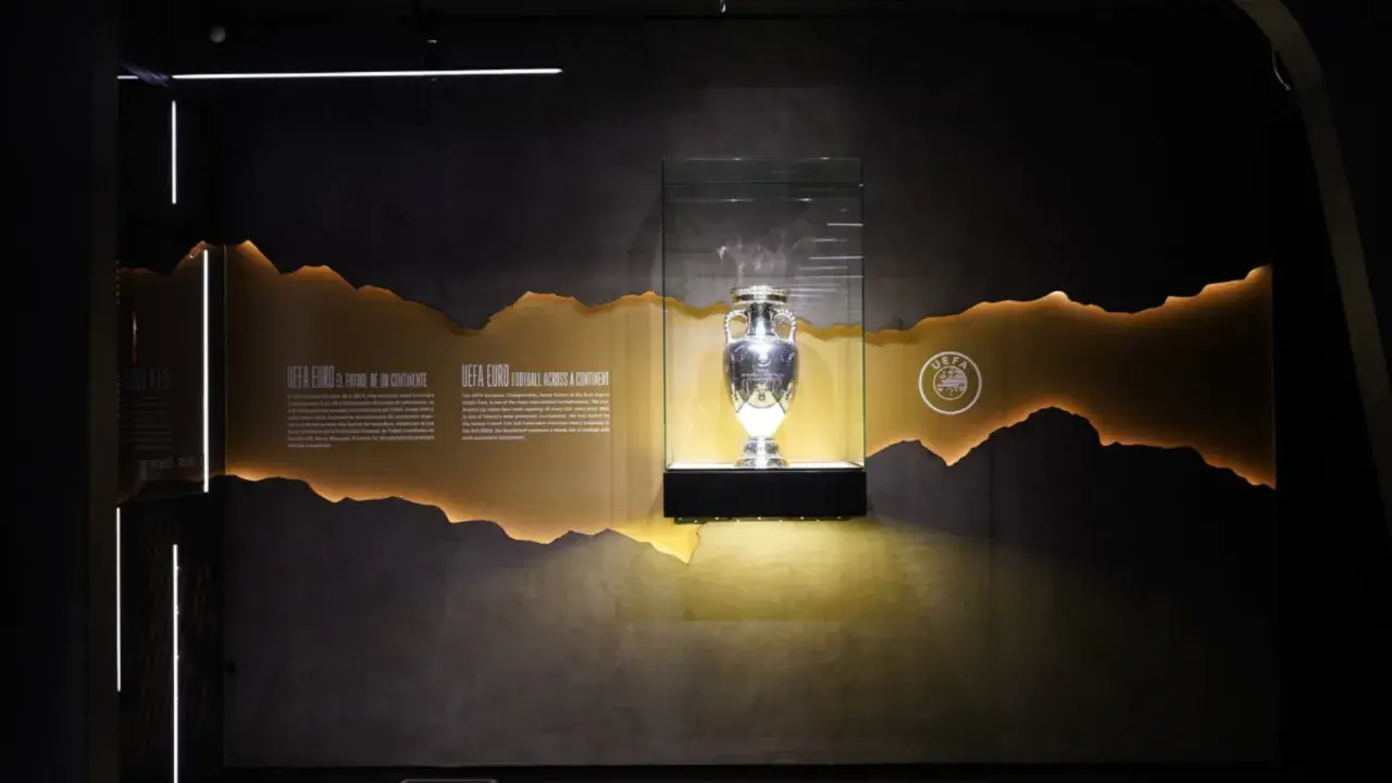 Trofeo de la Eurocopa en exhibición, un símbolo de las leyendas del fútbol.