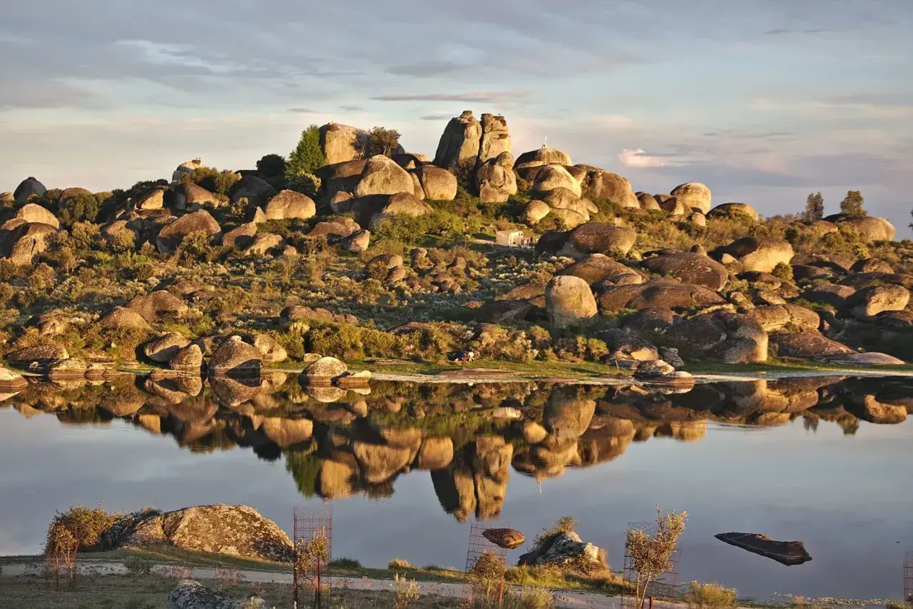 Paisaje rocoso y reflejos en el agua en Malpartida de Cáceres.
