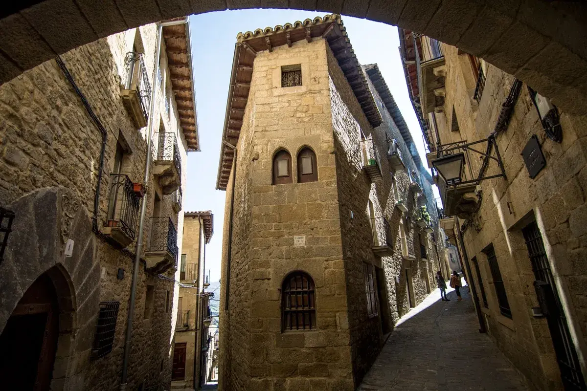 Calle empedrada entre edificios de piedra, un ejemplo de los pueblos bonitos cerca de Sos del Rey Católico.