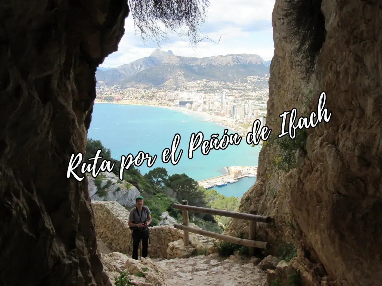 Un excursionista en una ruta por el Peñón de Ifach, con vistas al mar Mediterráneo y a la ciudad.