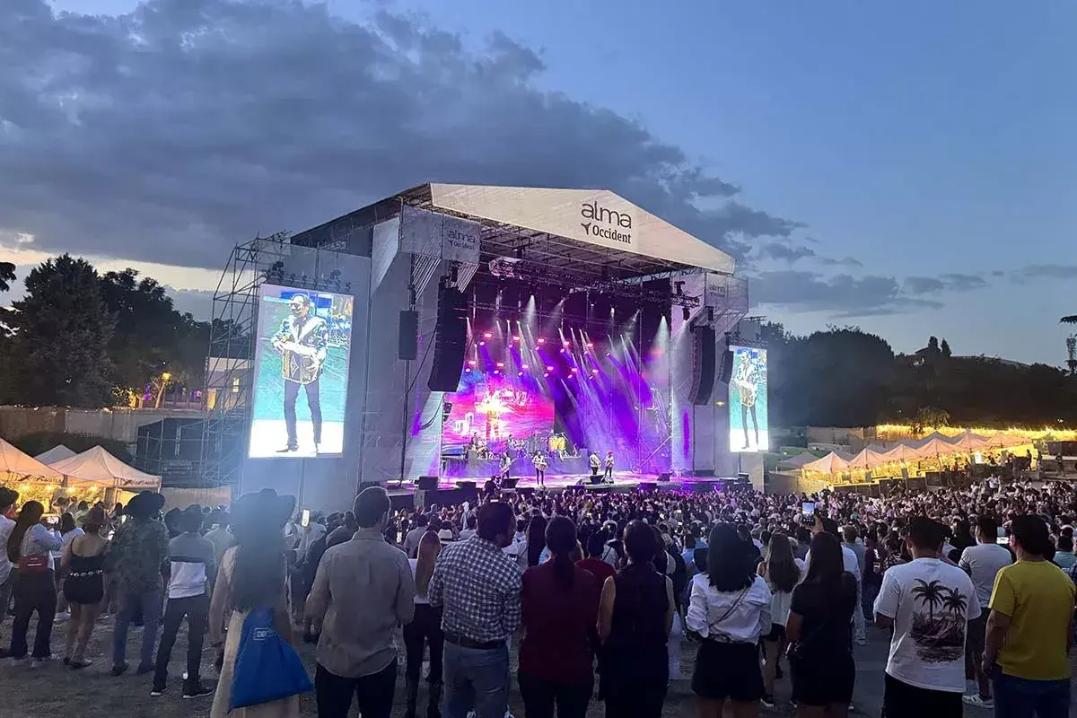 Multitud disfrutando del alma festival madrid. El escenario principal iluminado con luces púrpuras, pantallas gigantes y una banda tocando.
