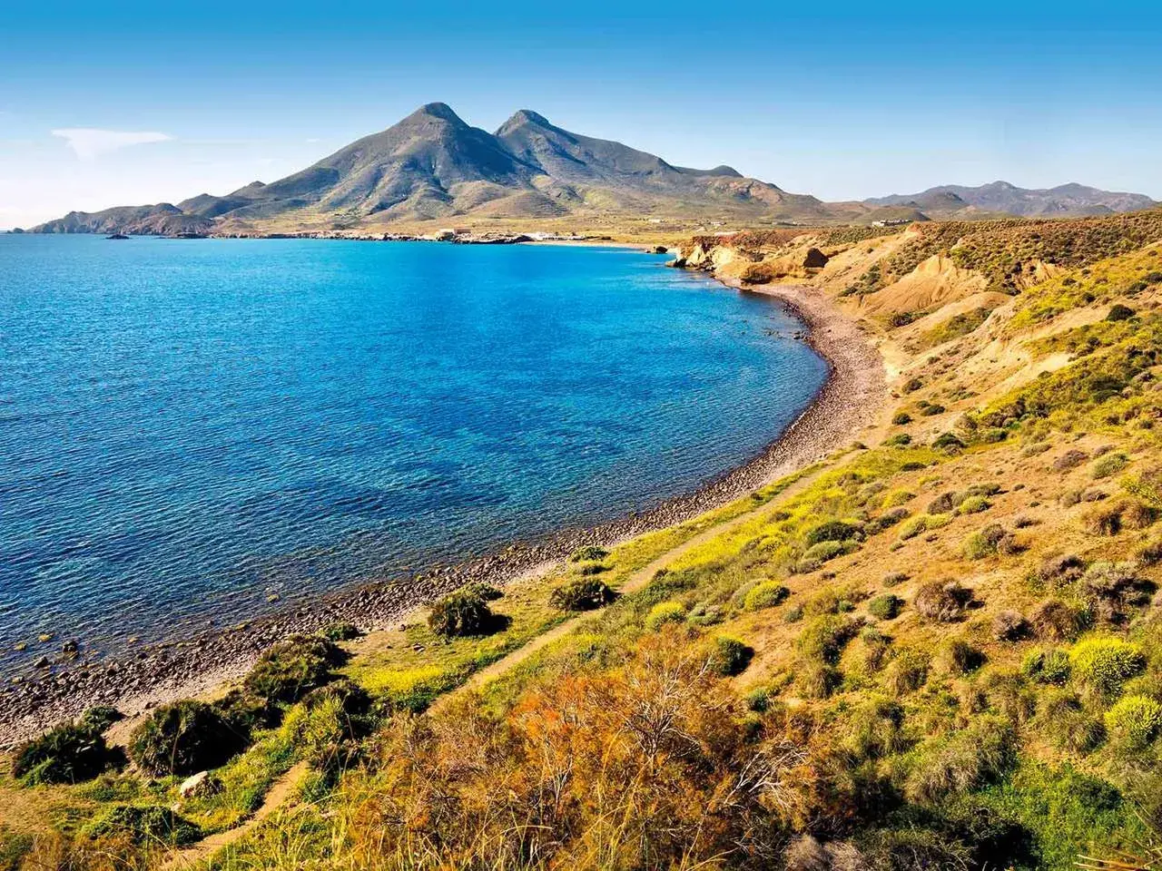 Costa de Nijar, un paraíso con aguas turquesas y montañas imponentes. ¡Nada que ver con la rutina!
