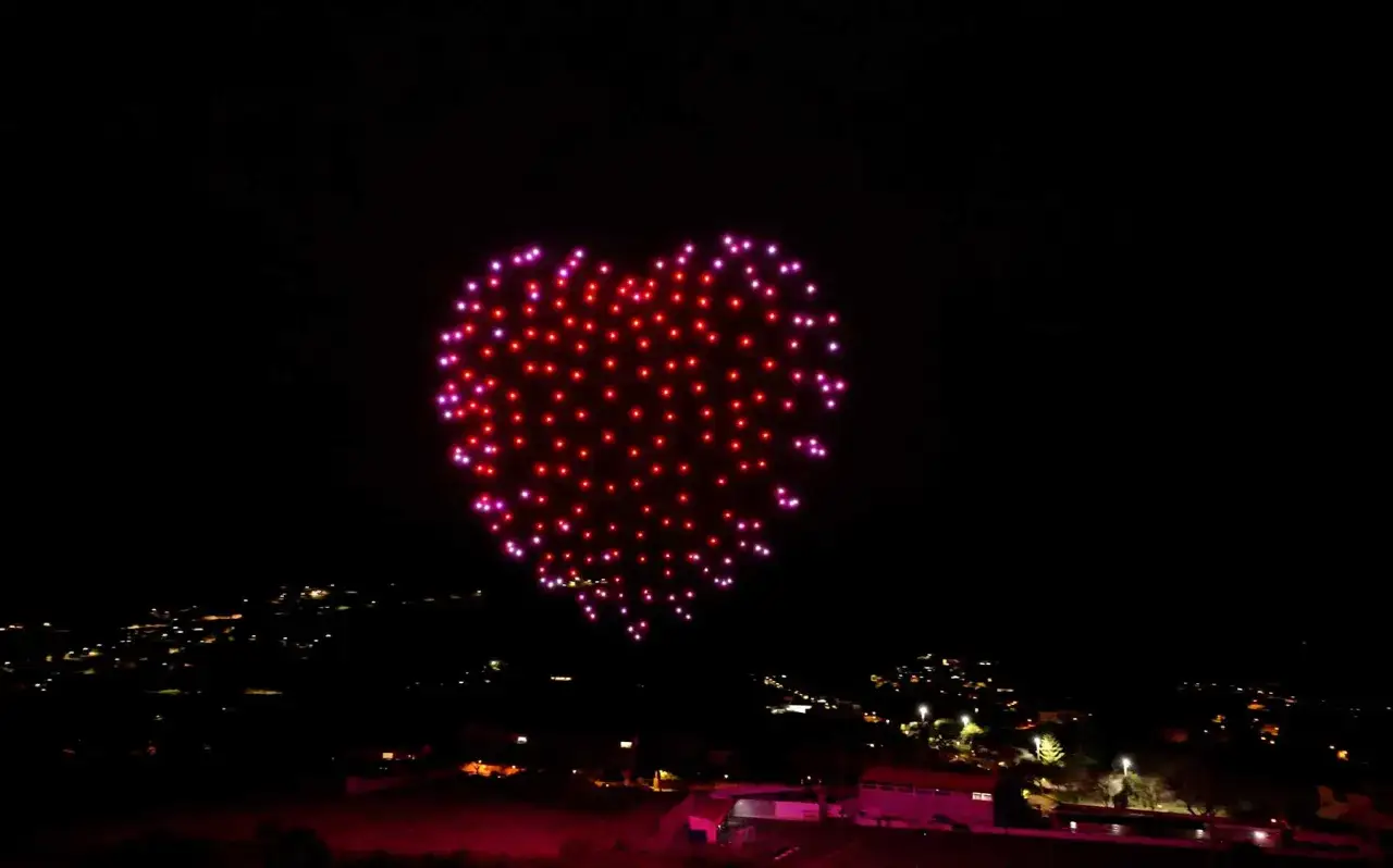 Un coraz&oacute;n gigante de luces rojas y rosas ilumina el cielo nocturno de Madrid. Un espect&aacute;culo de drones que deslumbra.