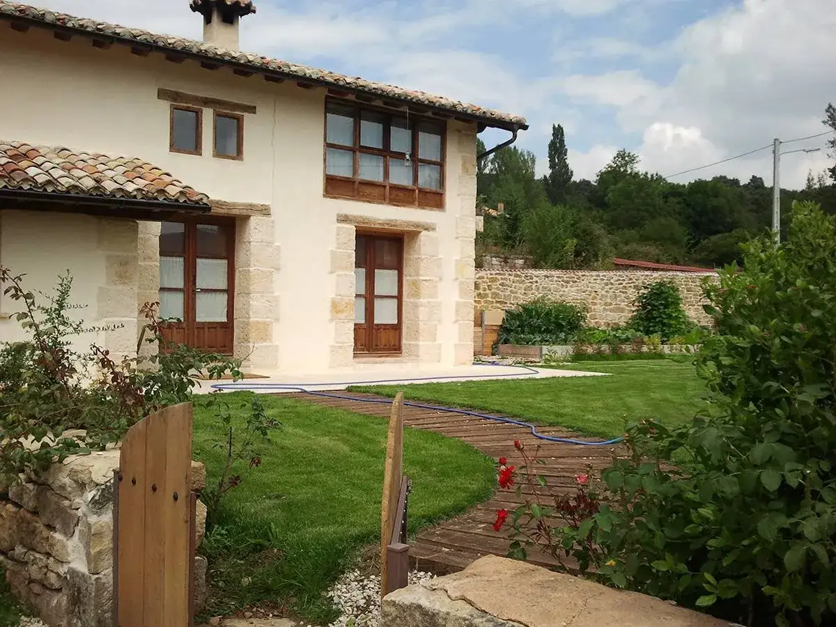 Casa rural con jardín cuidado, ideal para explorar los pueblos cerca de Ojo Guareña.