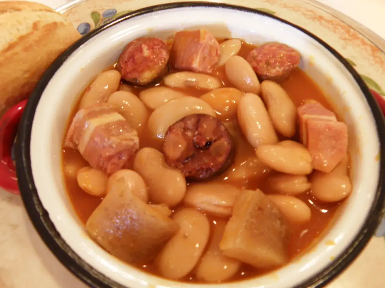 Un plato de fabada asturiana, con fabes, chorizo, morcilla y tocino, servido en la granja Madrid.