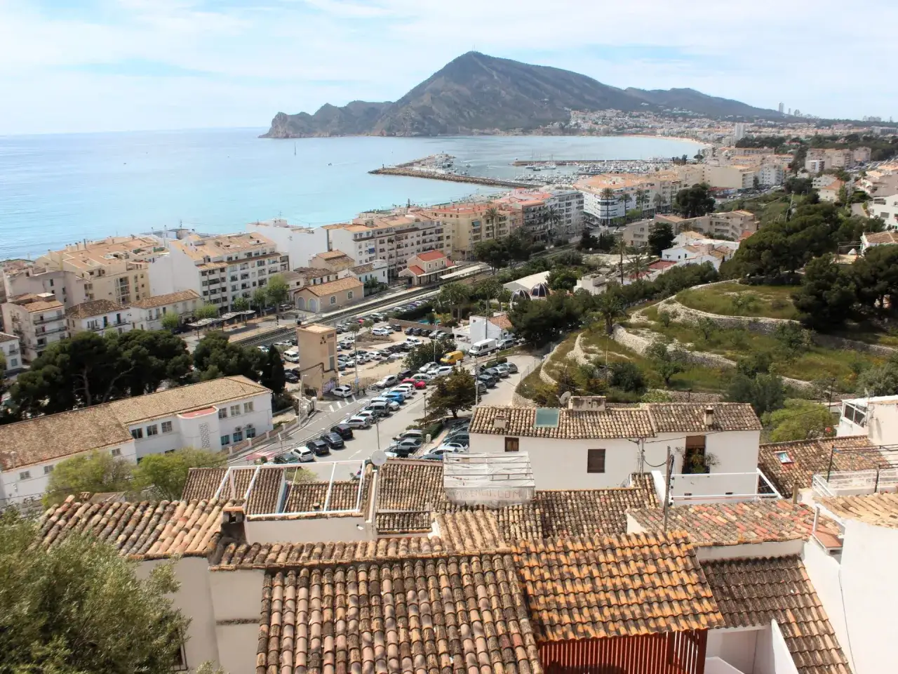 Vista panor&aacute;mica de Altea, con el mar azul, el puerto deportivo y las casas blancas. &iexcl;Perfecto para descubrir cosas que hacer en Altea!