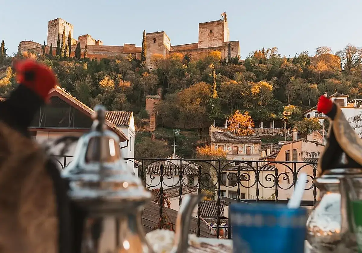 Disfruta de una taza de té en el restaurante Carmen el Agua, con vistas a la Alhambra al atardecer.