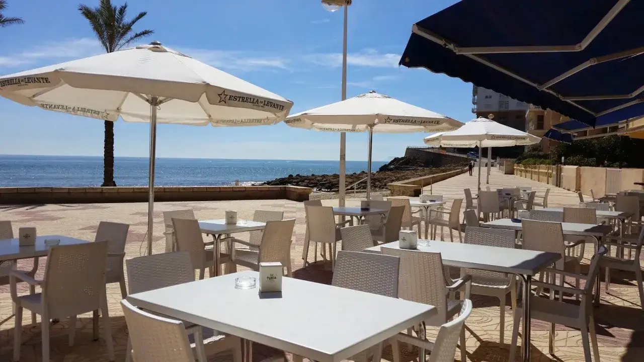 Terraza con mesas y sillas junto al mar. Un lugar ideal donde comer en Cullera bien y barato, disfrutando de las vistas.