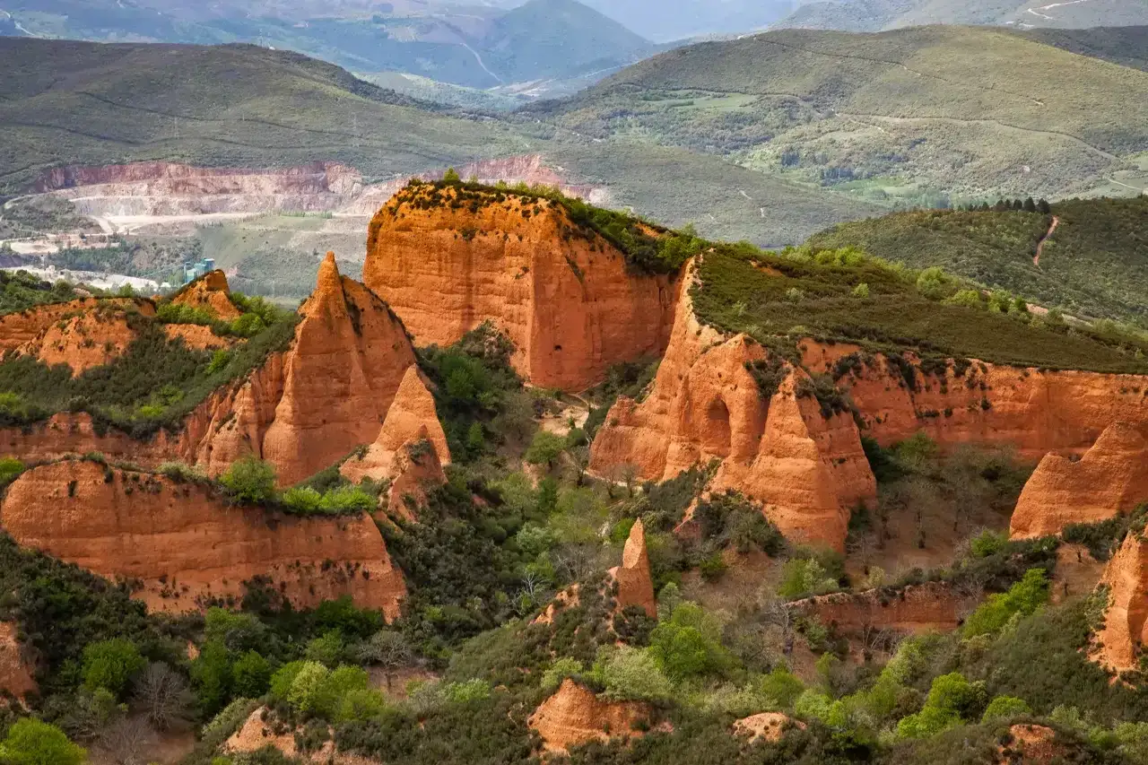 Las M&eacute;dulas, uno de los lugares m&aacute;s bonitos de Espa&ntilde;a, con sus impresionantes formaciones rojizas y vegetaci&oacute;n verde.