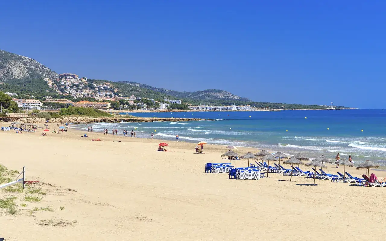 La playa romana de Alcossebre, con sus aguas turquesas y arena dorada, es un destino ideal. ¡Las opiniones de los visitantes confirman su belleza!