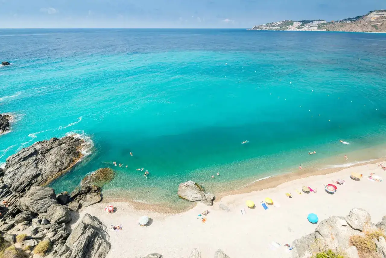 Aguas turquesas y gente disfrutando en la playa de Salobre&ntilde;a. &iexcl;Las playas de Salobre&ntilde;a opiniones son muy positivas!
