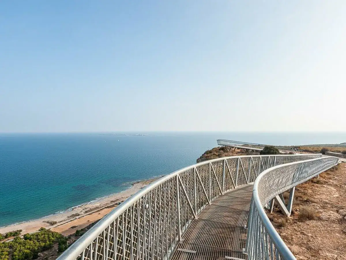 El mirador del faro de Santa Pola se extiende sobre un acantilado, ofreciendo vistas espectaculares del mar Mediterráneo y la costa.