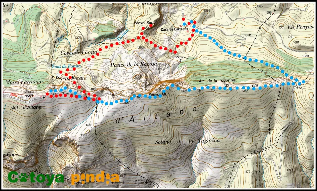 Mapa topogr&aacute;fico de la sierra de Aitana con rutas marcadas en rojo y azul. Se aprecian puntos de altitud y nombres de lugares como Penya Forata y Alt d'Aitana.