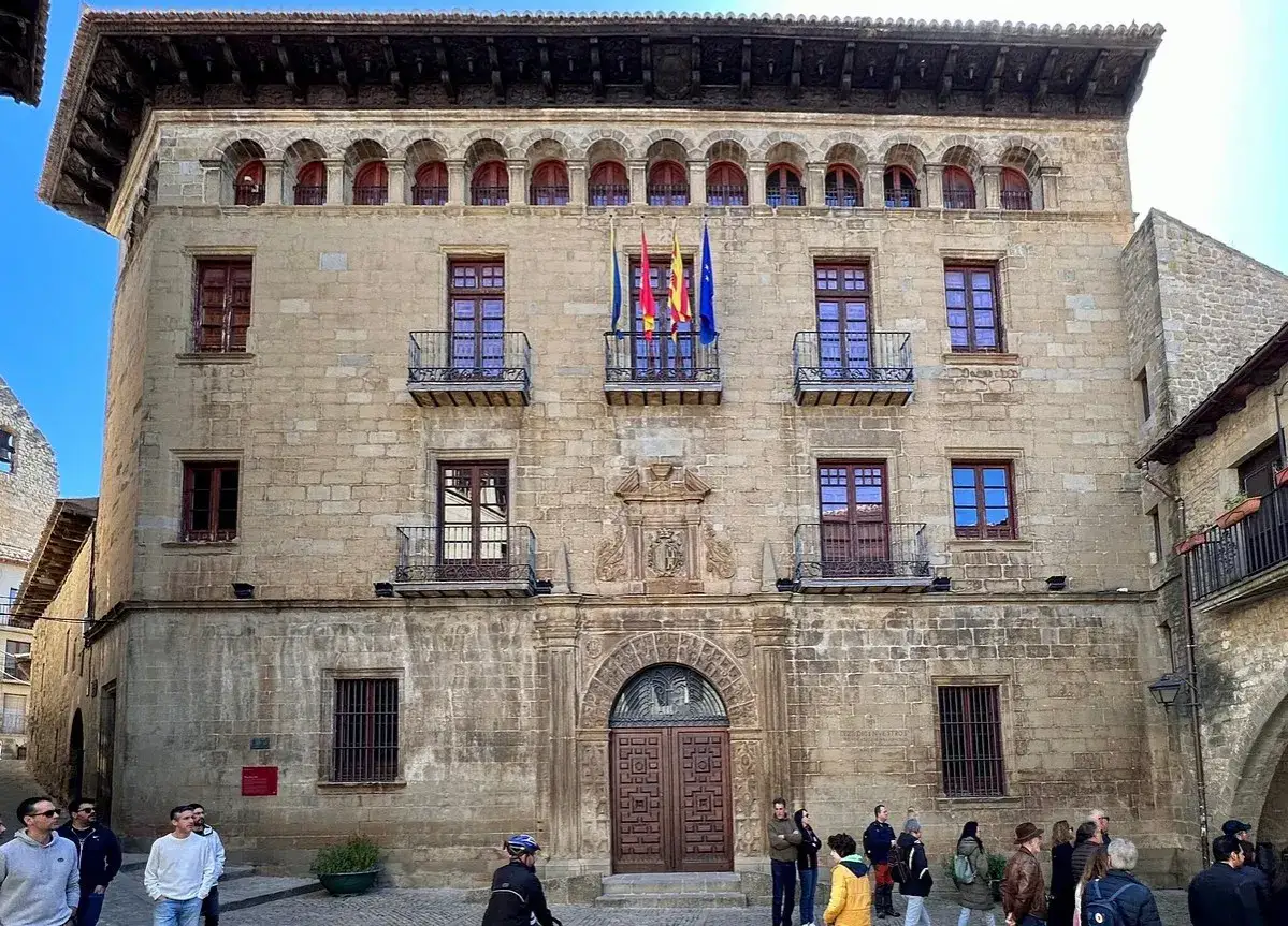 Edificio histórico en Sos del Rey Católico, que ver: fachada de piedra con balcones, escudo y entrada principal.