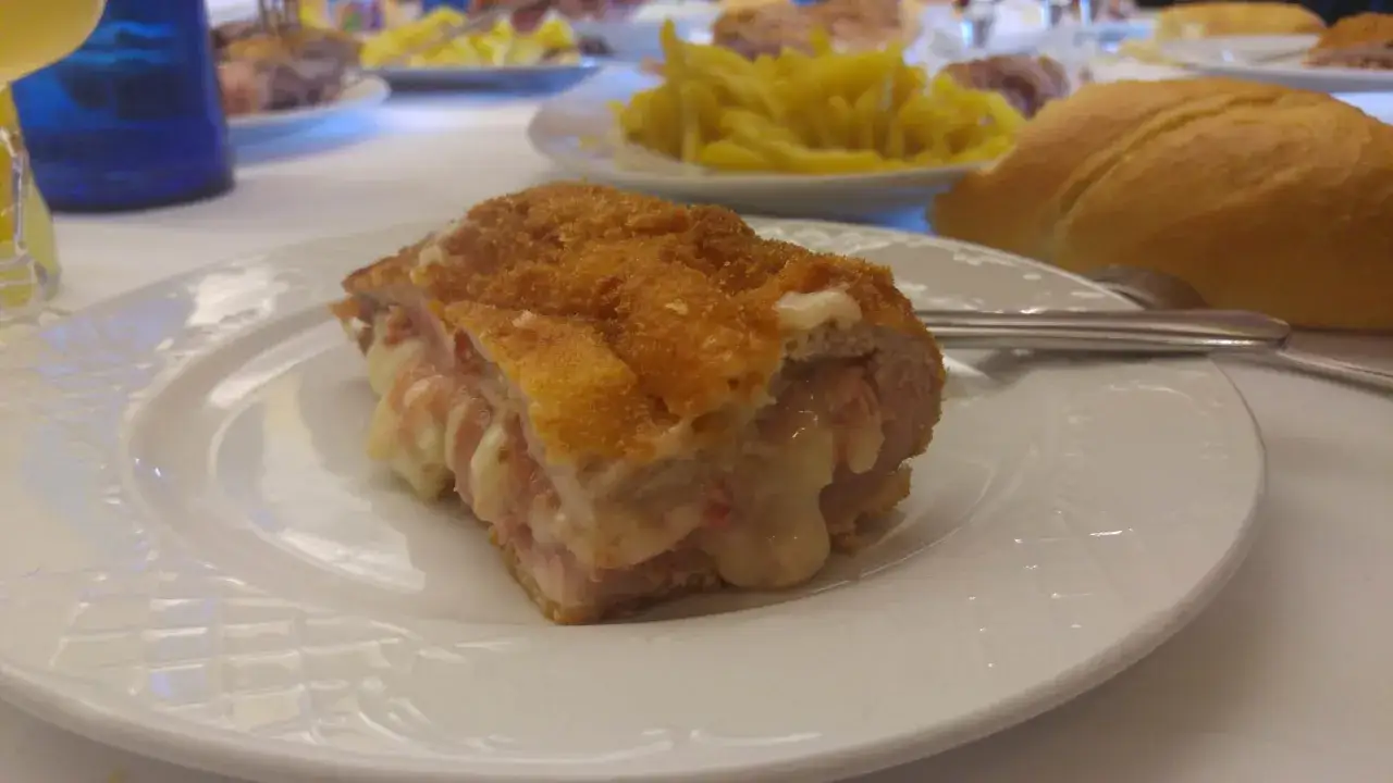 Plato de milanesa rellena de jam&oacute;n y queso, ideal para leer las opiniones de bar restaurante Casa Goyo.