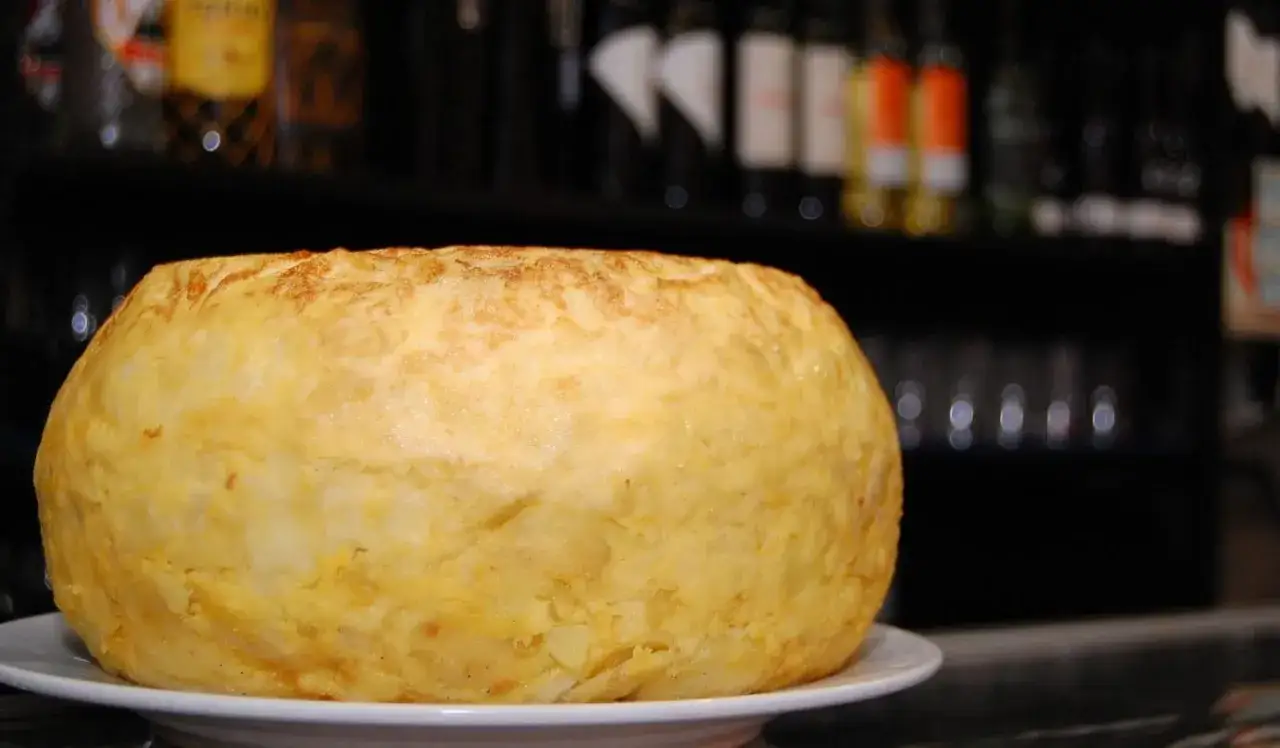 Tortilla de patatas casera, perfecta para compartir. Las opiniones de taberna bar Santos la recomiendan.