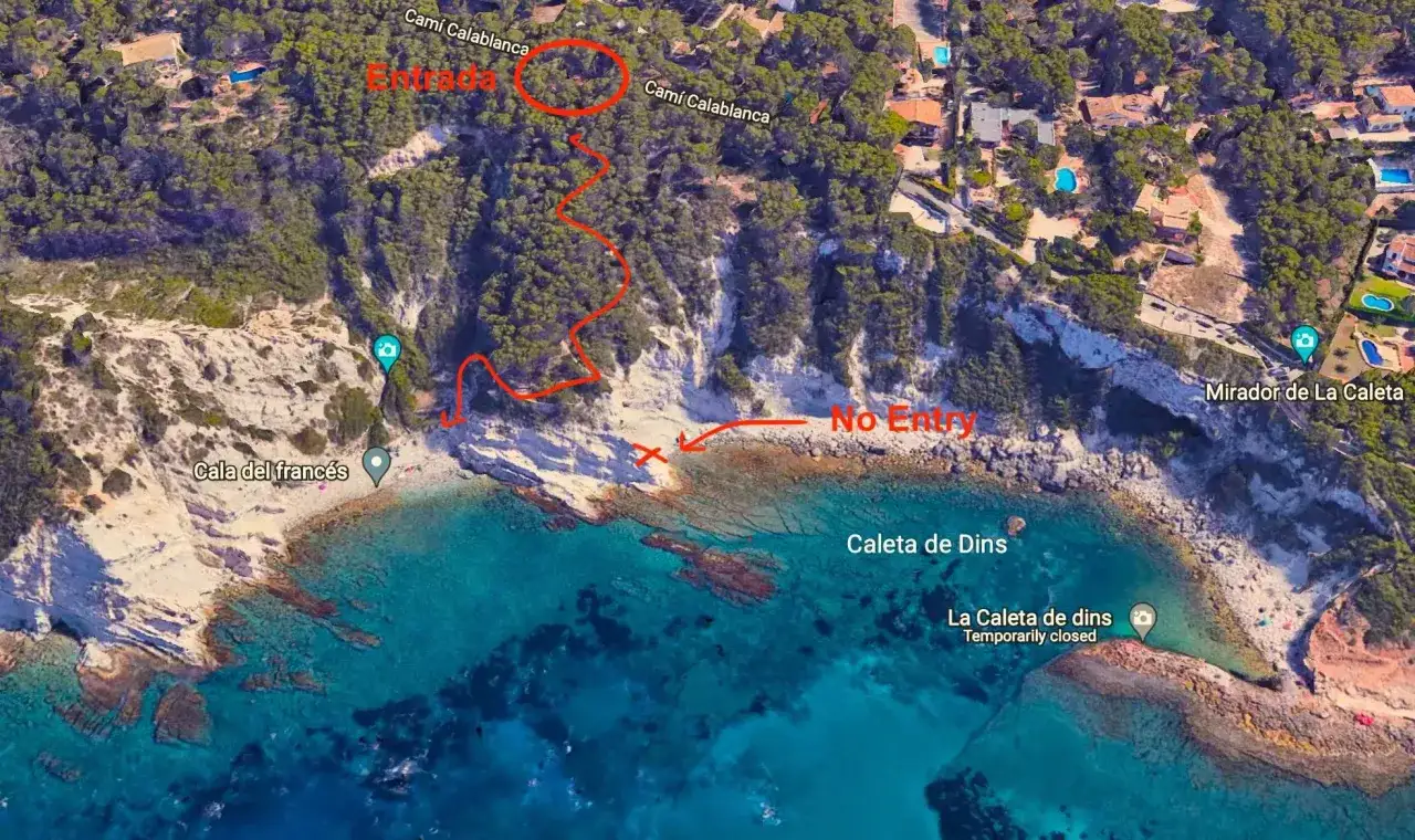 Ruta marcada hacia la cala del franc&eacute;s, con advertencia de 