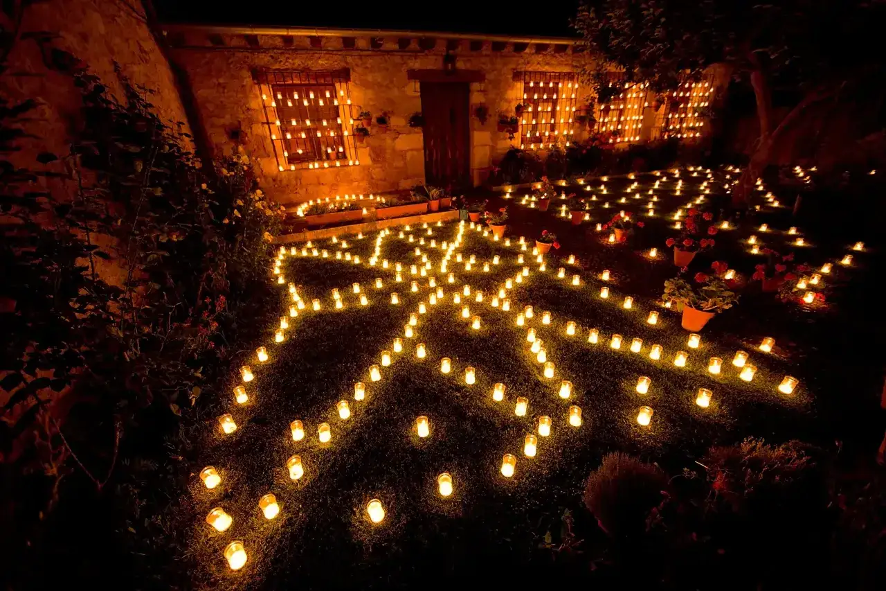 Un camino de velas ilumina la noche, creando un espect&aacute;culo m&aacute;gico. &iexcl;Entradas gratuitas para disfrutar de estas velas de piedra!