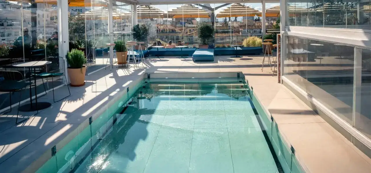 La terraza de Oscar, con piscina y vistas a la ciudad, invita a relajarse bajo el sol.