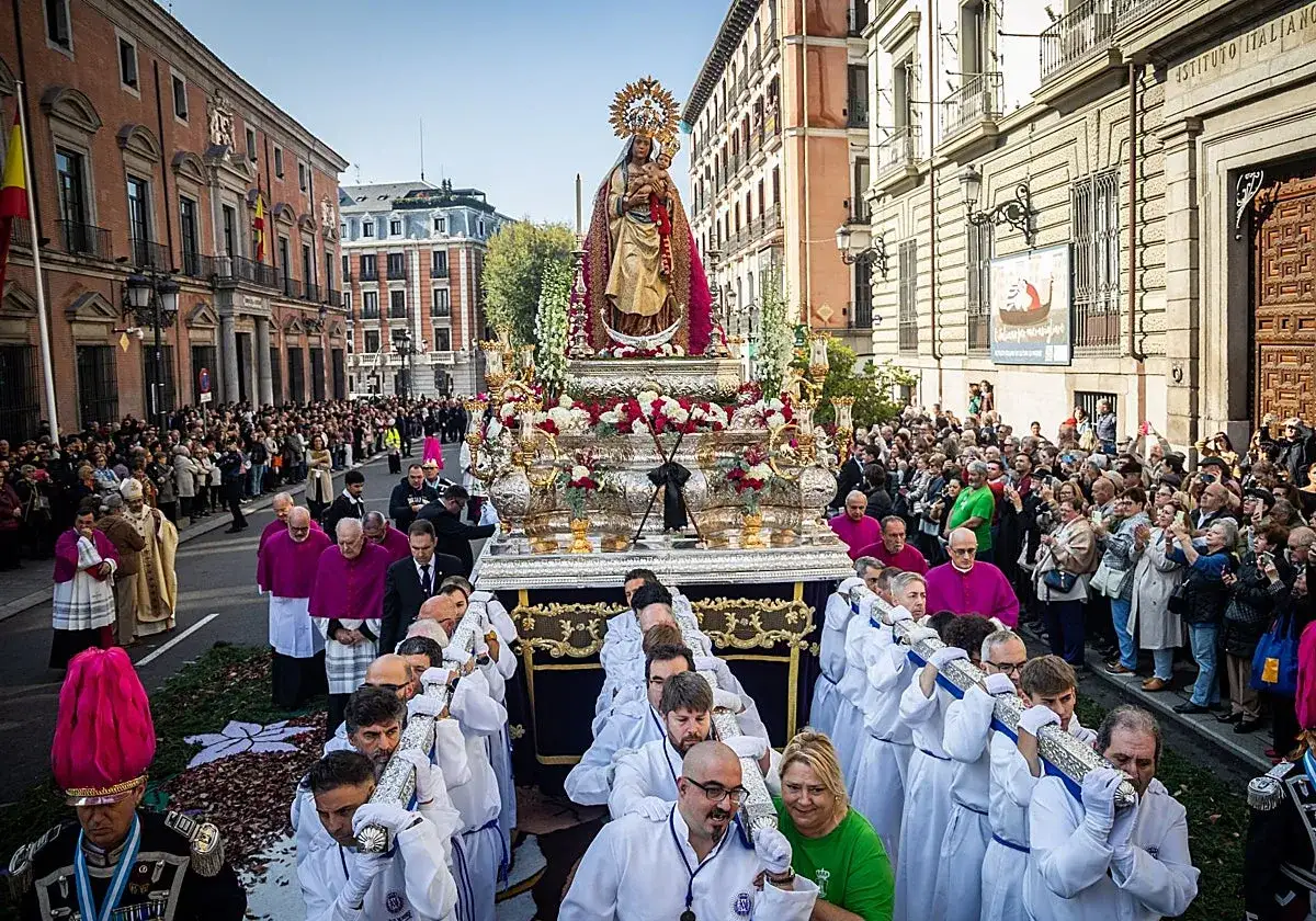 Procesión de la Virgen de la Almudena en Madrid, con fieles y autoridades.