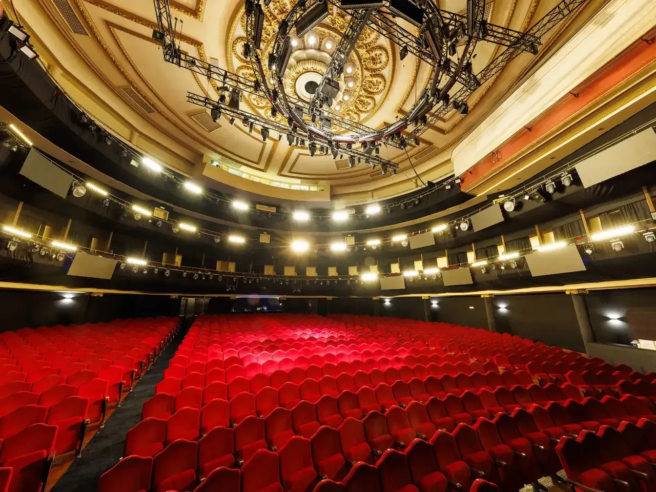 Butacas rojas de un teatro en Madrid, listo para un espectáculo de mago pop.