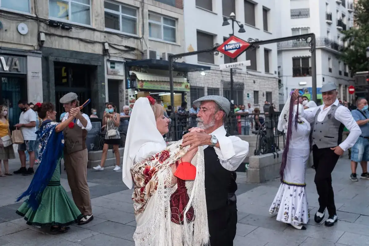 Pareja bailando flamenco en las fiestas de San Lorenzo Madrid.