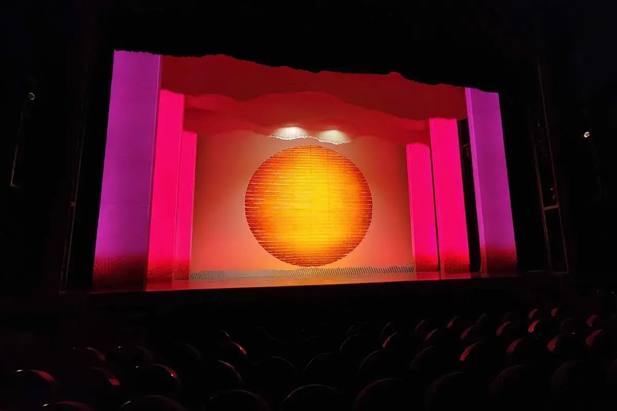 El sol naranja ilumina el escenario de El Rey León en Madrid. La duración del espectáculo promete ser inolvidable.