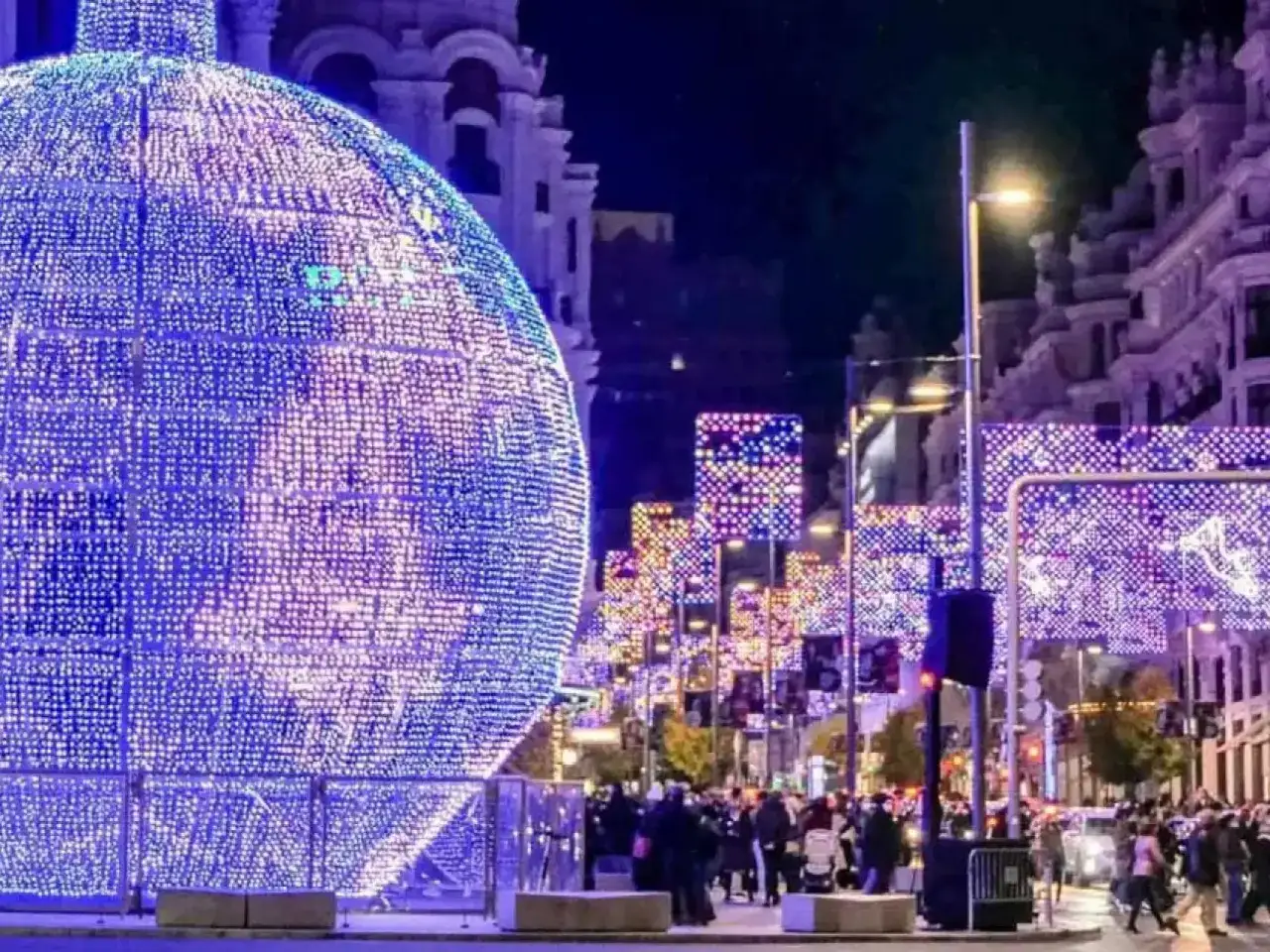 Gigantesca esfera de luces navide&ntilde;as ilumina Madrid. La gente pasea bajo la decoraci&oacute;n hasta cuando estan las luces de navidad en Madrid.
