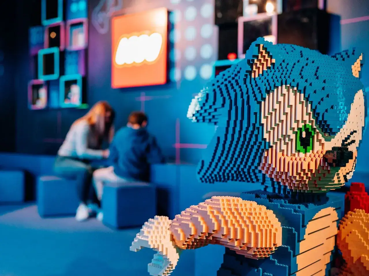 Sonic de LEGO en el museo LEGO Madrid. Dos personas observan la exposici&oacute;n.