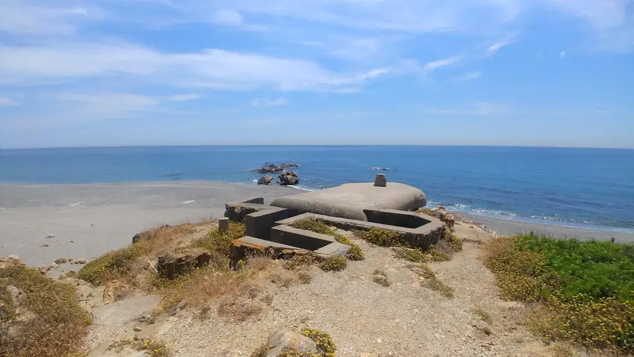 Ruinas de hormig&oacute;n en la playa la Alcaidesa, con el mar azul de fondo. Un lugar con historia, ideal para reflexionar sobre las opiniones de la gente.