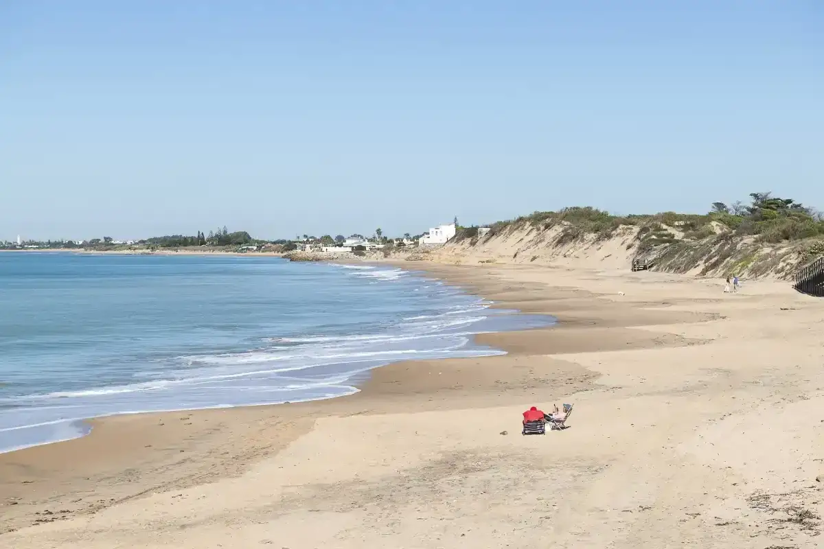 Playa Punta Candor, Rota. Un día tranquilo con pocas personas disfrutando de la arena y el mar. Las opiniones sobre este lugar son muy positivas.