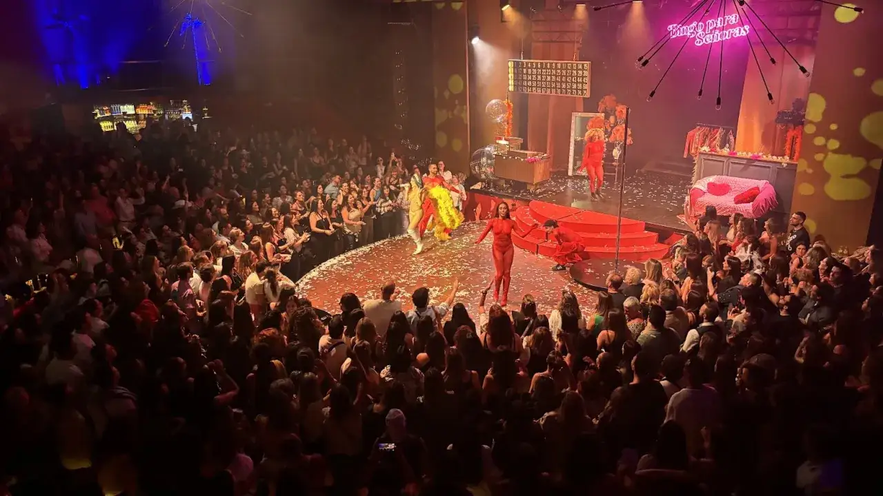 Espectáculo de bingo de señoras en Madrid con artistas en el escenario y público animado.