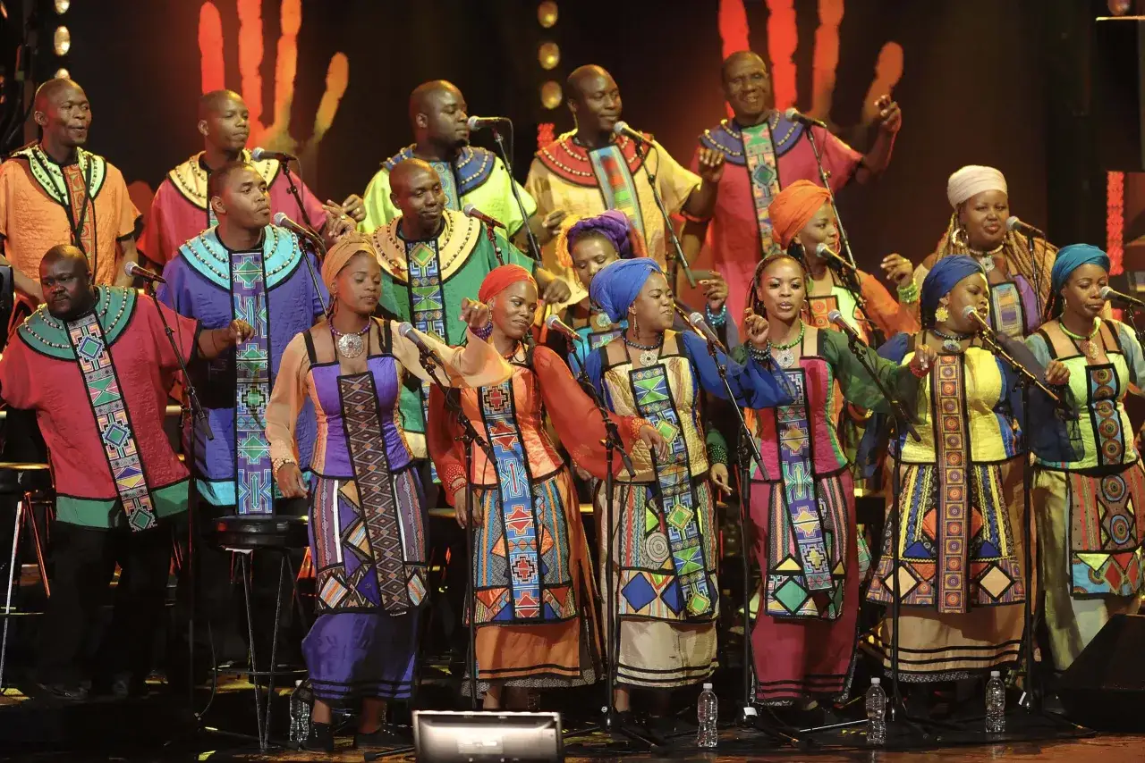 Coro gospel en Madrid gratis, con cantantes vestidos con trajes coloridos y vibrantes.