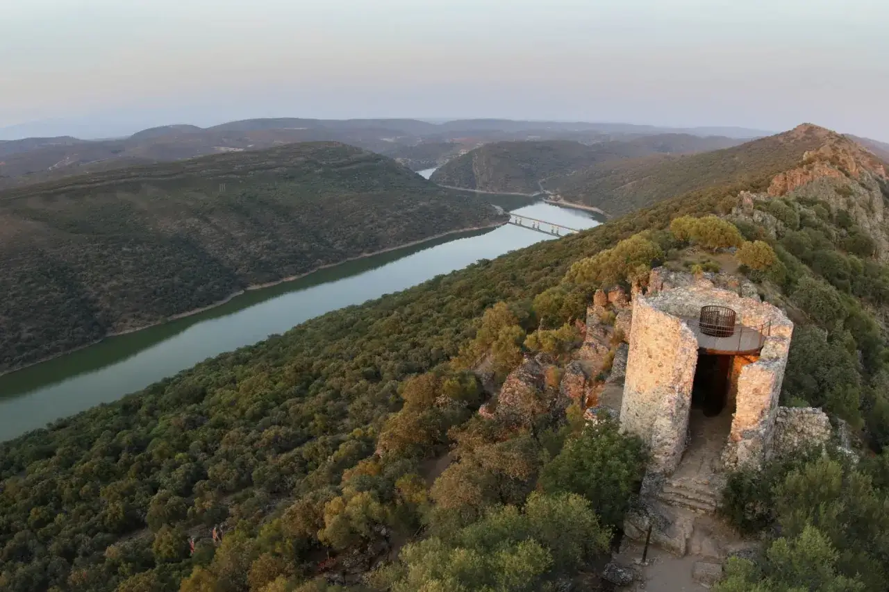 Torre&oacute;n de Monfrag&uuml;e, un lugar imprescindible que ver en C&aacute;ceres provincia. Vistas espectaculares del r&iacute;o Tajo y el paisaje extreme&ntilde;o.