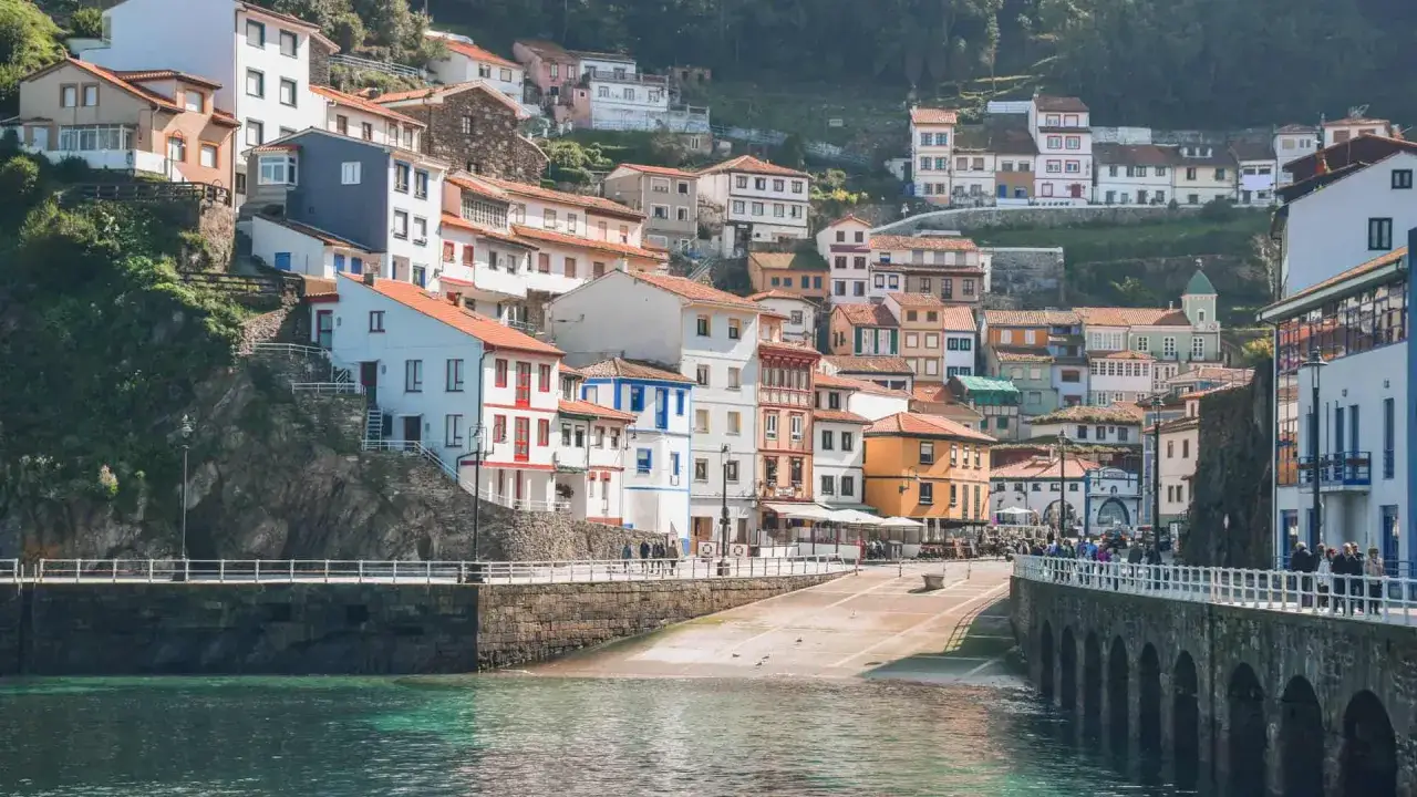 Casas de colores se aferran a la ladera, un hermoso paisaje de pueblos cerca de Cudillero.