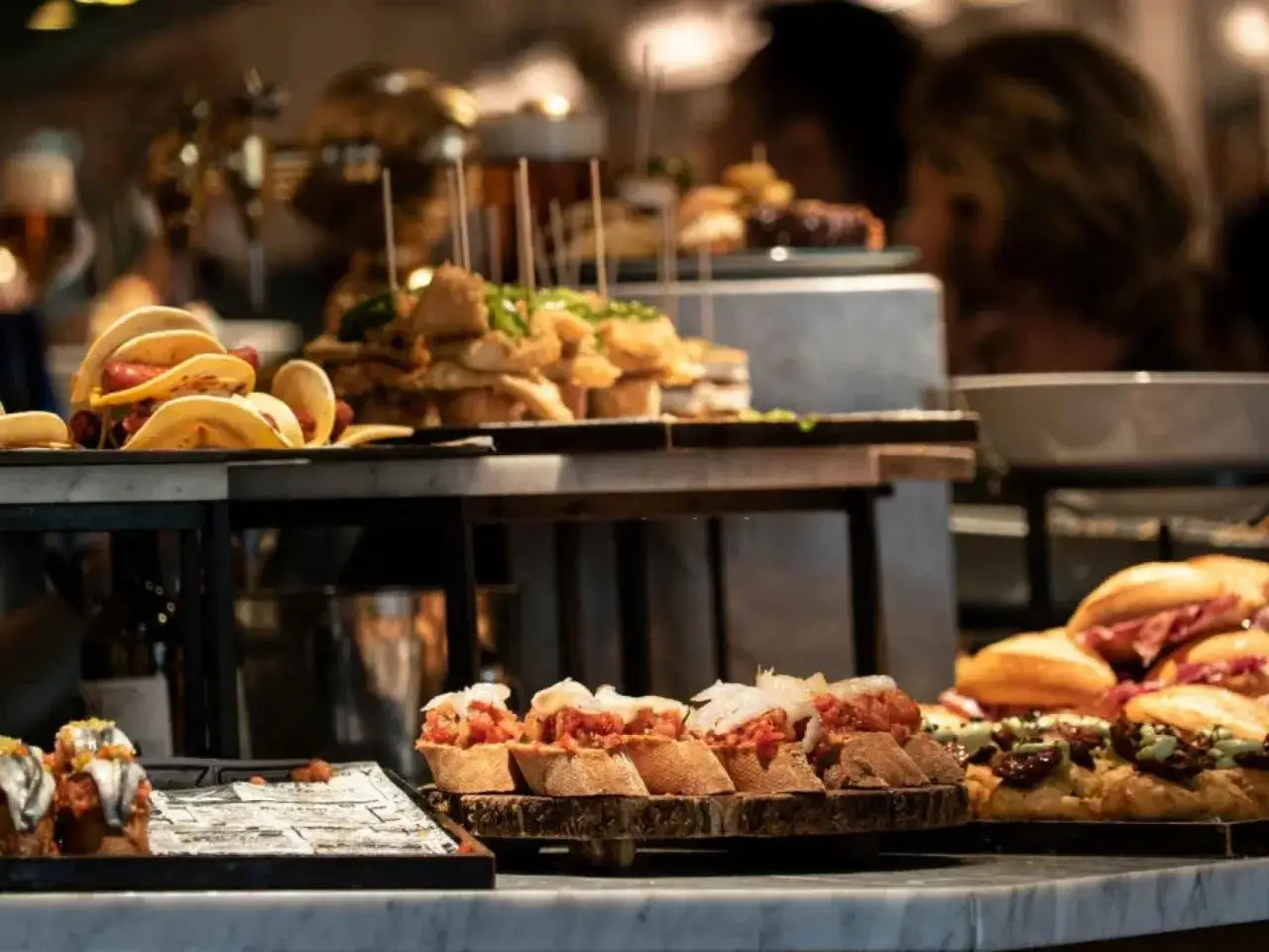 Variedad de pinchos y tapas, perfectos para saber donde comer en Laguardia barato.