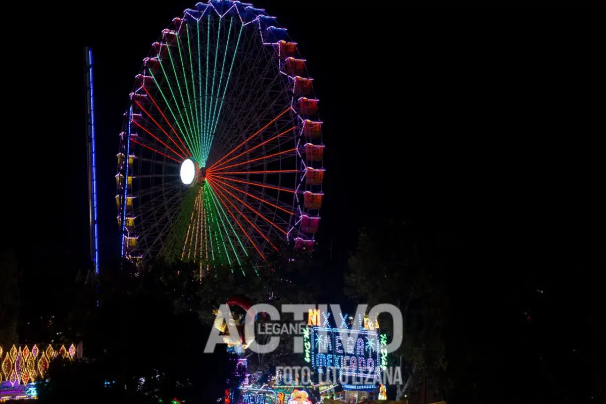 Noche de fiestas de Legan&eacute;s con noria iluminada y atracciones.
